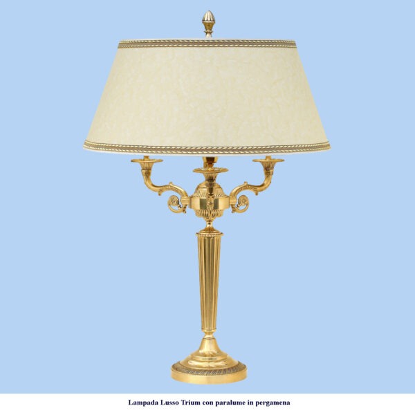 Lampada Lusso classica in ottone modello Trium con paralume in pergamena