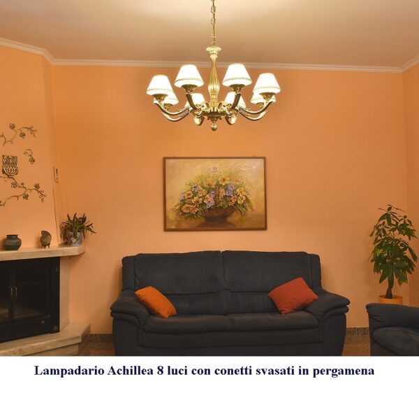 Lampadario classico in ottone modello Achillea Grande 8 luci acceso